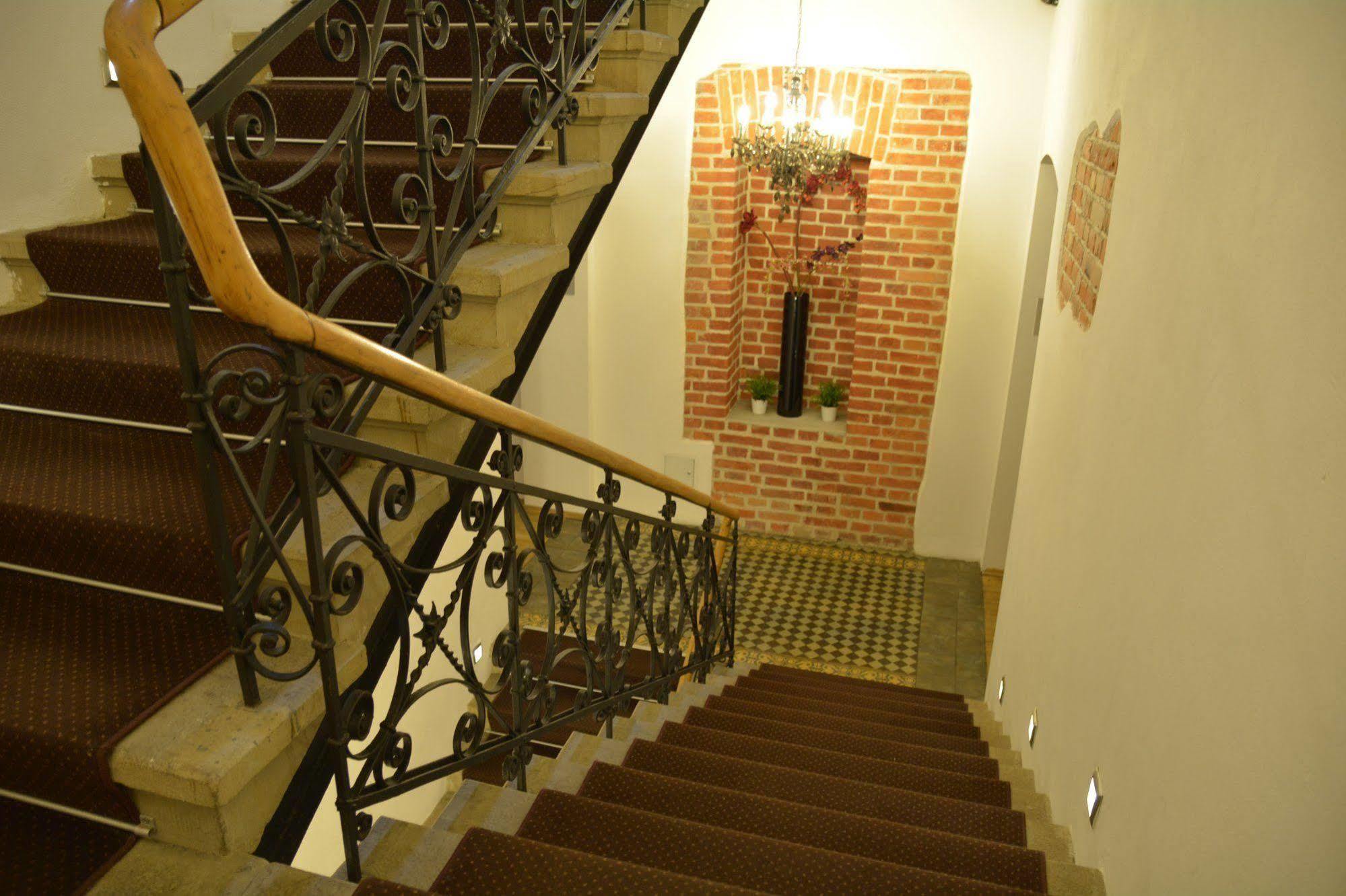 Aparthotel Pergamin Краков Экстерьер фото
