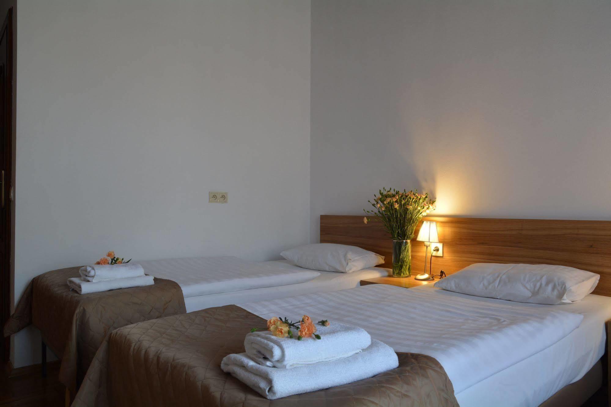 Aparthotel Pergamin Краков Экстерьер фото